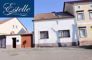 Haus kaufen in 06780 Zörbig, Haus mit viel Stauraum und kleinem Garten - Garage - Carport