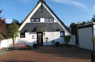 Haus kaufen in 23775 Großenbrode, Großenbrode - Reetgedecktes Ferienhaus in Großenbrode in einmaliger Lage