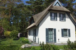 Anlageobjekt in Am Dünenwald 81, 18551 Glowe, Reetgedecktes Traum-Ferienhaus nahe Ostseestrand