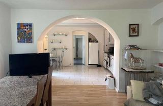 Wohnung kaufen in 76530 Innenstadt, Wohnen mit Charakter – Historischer Gewölbekeller trifft modernes Design!