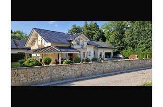 Einfamilienhaus kaufen in Bergstraße, 94569 Stephansposching, Attraktives Einfamilienhaus mit Pool, Doppelgarage, 30 kW/p PV-Anlage und Halle Nähe Plattling