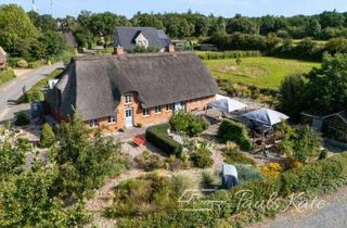Haus kaufen in 25821 Almdorf, Wohnen unter Reet – nachhaltiges Landhausidyll mit Stil und Substanz