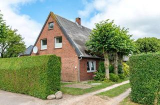 Haus kaufen in 25938 Midlum, Sanierungsbedürftiges Wohnhaus mit 2 Wohneinheiten in ruhiger Dorflage von Midlum zu verkaufen