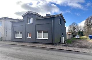 Einfamilienhaus kaufen in 23623 Ahrensbök, Ahrensbök - Saniertes Haus mit vielen Garagen