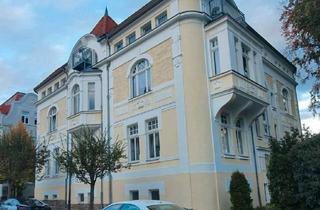 Wohnung kaufen in 08451 Crimmitschau, Crimmitschau - Top Renditeobjekt in stilvoller Villa - 3 Zi. - DG Whg. vermietet