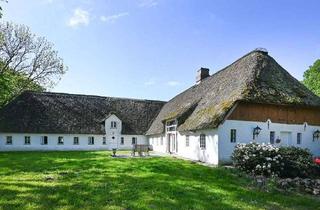 Haus kaufen in 25917 Stadum, Historisches Reetdachanwesen mit vier Wohneinheiten in Nordfriesland!