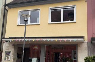 Mehrfamilienhaus kaufen in 91315 Höchstadt, Mehrfamilienhaus mit 3 WE + 1 Laden, 5 Garagen mit viel Freifläche in Stadtmitte