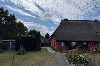 Haus kaufen in 17498 Neuenkirchen, Schöne Reet gedeckte DHH mit Ausbaureserve im Dach und zusätzlicher Bebauungsmöglichkeit