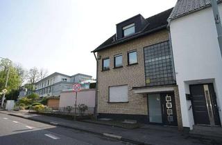 Haus kaufen in 51377 Steinbüchel, Zweifamilienhaus mit Garagen, kleinem Garten und Balkon in Leverkusen-Fettehenne!