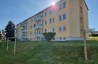 Wohnung kaufen in 08451 Crimmitschau, Gemütliche Dreiraumwohnung mit Balkon in schöner Wohnlage