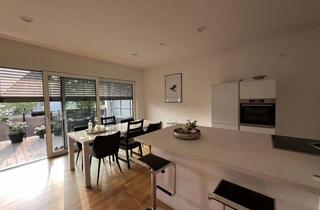 Wohnung kaufen in 97506 Grafenrheinfeld, Lichtdurchflutete Wohnung mit gehobener Innenausstattung, Balkon und EBK