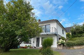 Haus kaufen in 53773 Hennef, Hennef (Sieg) - Frei stehendes Ein-Zweifamilienhaus mit Fernsicht