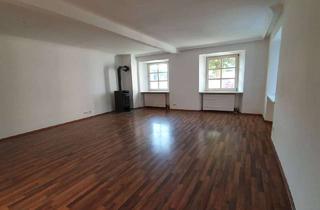 Wohnung kaufen in Schloßplatz, 93142 Maxhütte-Haidhof, Traumhafte, große 4-Zi.-Altbauwohnung im EG mit Fußbodenheizung - von privat