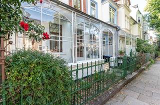 Wohnung kaufen in 28205 Peterswerder, Vis à Vis der Weser, Altbremer-Maisonette mit Traum-Garten.