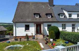 Doppelhaushälfte kaufen in 34212 Melsungen, Melsungen - Doppelhaushälfte mit zwei Garagen und großem Grundstück zentral in Melsungen.
