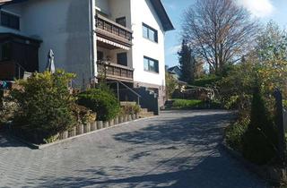 Wohnung mieten in Söntgerather Straße 10, 53819 Neunkirchen-Seelscheid, 6-Zimmer-Obergeschosswohnung mit Balkon und Einbauküche 2 Zimmer liegen in der Mansarde