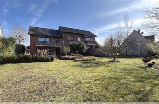 Mehrfamilienhaus kaufen in 31275 Lehrte, Lehrte -Ahlten: Solides Mehrfamilienhaus in Toplage mit großem Grundstück, zwei Garagen und zusätzlichem Ausbau