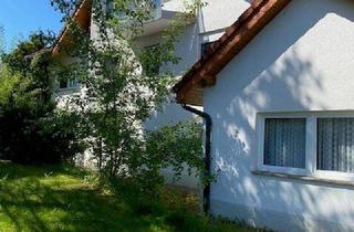 Haus kaufen in 97959 Assamstadt, Assamstadt - Exklusive Immobilie in ruhiger Lage: Zwei Wohnungen, Praxis und Wellnessbereich mit Pool
