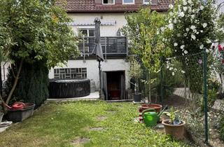 Haus kaufen in 71642 Ludwigsburg, Modernisiertes 2-Familienhaus mit EBK, Balkon, Garten und großer Garage in LB-Poppenweiler