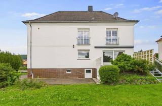 Haus kaufen in 36284 Hohenroda, Zweifamilienhaus mit 2. Garagen und schön gelegenem Garten!