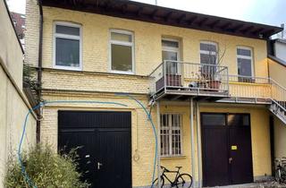 Garagen mieten in Gneisenaustrasse 16, 40477 Pempelfort, Großzügige Garage mit 2x Stellplätzen im ruhigen Hinterhof mit Strom- und Wasseranschluss (Video)