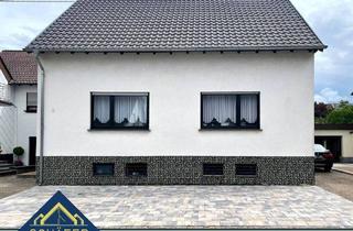 Haus kaufen in 66806 Ensdorf, Ensdorf - Freistehendes und saniertes Zweifamilienhaus mit Garten und Garage in Ensdorf zu verkaufen