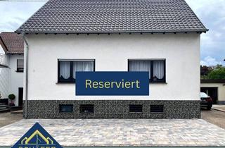 Haus kaufen in 66806 Ensdorf, Ensdorf - Freistehendes und saniertes Zweifamilienhaus mit Garten und Garage in Ensdorf zu verkaufen