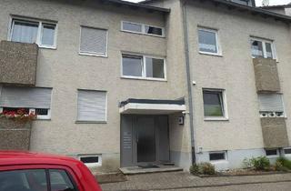 Wohnung kaufen in 51580 Reichshof, Gut aufgeteilte Eigentumswohnung mit überdachtem Balkon und PKW-Stellplatz vor der Haustür.