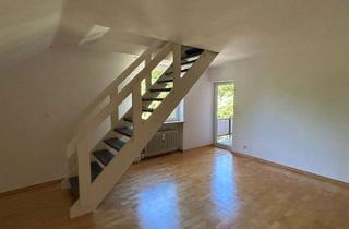 Wohnung kaufen in 22926 Ahrensburg, Schöne Dachgeschosswohnung 69 qm dazu Hobbyraum 23 qm im DG im Villenviertel von Ahrensburg