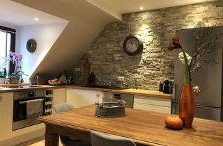 Wohnung mieten in 45127 Ostviertel, Geschmackvolle, vollständig möblierte 2,5-Raum-DG-Wohnung mit gehobener Innenausstattung in Essen