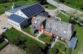 Mehrfamilienhaus kaufen in 25920 Risum-Lindholm, Risum-Lindholm - Mehrfamilienhaus mit Gewerbehalle & PV-Windkraftanlage