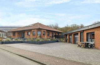 Einfamilienhaus kaufen in 23774 Heiligenhafen, Exklusives Einfamilienhaus mit Einliegerwohnung und separater Gewerbeeinheit unweit von der Ostsee