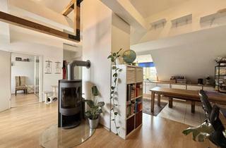 Wohnung kaufen in 90441 Hohe Marter, Lichtdurchflutete Dachgeschosswohnung mit Dachloggia und Kaminofen