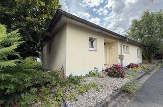 Haus mieten in Hussengutstrasse 43, 95445 Bayreuth, Freistehendes Einfamilienhaus im Bungalowstil mit schönem, uneinsehbarem Garten – ab 01.10.verfügbar