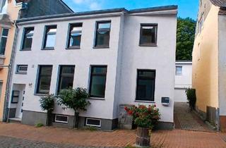 Haus kaufen in 24837 Schleswig, Schleswig - 2 Stadthäuser im Zentrum der Wikingerstadt Schleswig zu erwerben