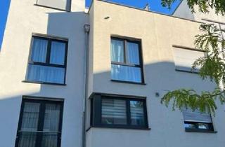 Wohnung mieten in 60596 Sachsenhausen, Modernes Townhouse mit großem Garten, Dachterrasse und Garage in Privatstraße nähe Schweizer Platz