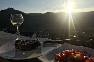 Wohnung mieten in Am Schönblick 10, 72574 Bad Urach, Geschmackvolle, voll möblierte 2,5-Zimmer-Dachgeschosswohnung mit EBK in Bad Urach