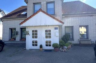 Mehrfamilienhaus kaufen in 23858 Reinfeld, Reinfeld - Mehrfamilienhaus mit 9 Einheiten, Garten, Stellplätzen und Garagen