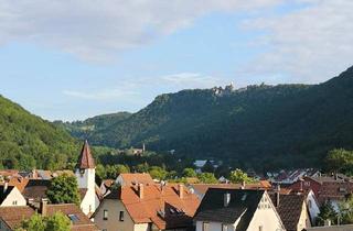 Wohnung kaufen in 72805 Lichtenstein, Lichtenstein - Helle 3-Zimmer-DG-Wohnung mit Schlossblick, PV-Anlage & Wallbox