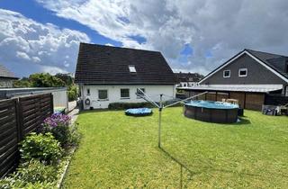 Wohnung kaufen in 23858 Reinfeld, Reinfeld: Helle und moderne 3-Zimmer Wohnung mit Carport, Balkon und Spitzboden unweit des Herrentei