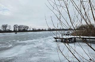 Haus kaufen in 17166 Teterow, TRAUMHAFTES REETGEDECKTES BOOTSHAUS AM SEE – EIN JUWEL IN DER MECKLENBURGER SCHWEIZ