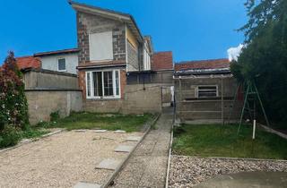 Mehrfamilienhaus kaufen in 76709 Kronau, Solides Mehrfamilienhaus mit Potenzial in Kronau – Ideal für Handwerker oder Entwickler
