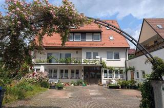 Haus kaufen in 97348 Rödelsee, Rödelsee - Investition 3 Wohnungen und 5 Einzimmerappartements