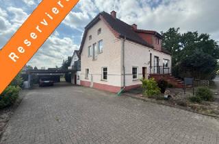 Mehrfamilienhaus kaufen in 27299 Langwedel, Langwedel: Individuelles Mehrfamilienhaus mit drei Wohneinheiten und Doppelcarport in zentraler Lage