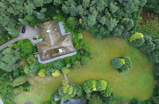 Villa kaufen in 26169 Friesoythe, Exklusive, wunderschöne Reetdachvilla mit toller Parkanlage in Markhausen, Friesoythe zu verkaufen