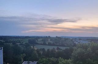 Wohnung kaufen in 72622 Nürtingen, Helle, renovierte 2,5-Zimmer-Wohnung mit Balkon, Garage+Stellplatz und EBK in Nürtingen