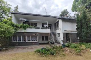 Haus kaufen in 13467 Hermsdorf, Bezugsfreies 1-2 Familienhaus / MGH, große Terrasse und Balkon, 4 Garagen, überdachter Aussenpool