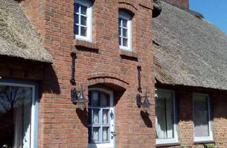 Haus kaufen in 25856 Hattstedtermarsch, Reetgedeckter Traum unter Nordseewolken – Friesisches Langhaus mit Geschichte
