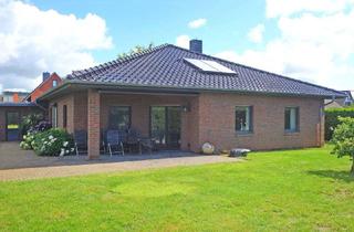Haus kaufen in 25541 Brunsbüttel, Ebenerdiger Walmdachbungalow mit großer Garage in ruhiger, aber recht zentraler Lage in Brunsbüttel