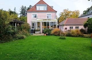 Haus kaufen in Montafonstr. 13, 88045 Friedrichshafen, Ihr Immobilien-Volltreffer: *** PROVISIONSFREI für Käufer *** 3 Wohnungen + 960 m² Grundstück!